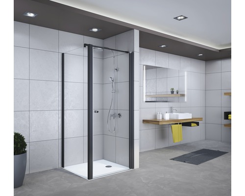 Badezimmer mit Duschkabine mit schwarzem Rahmen und weißer Duschwanne