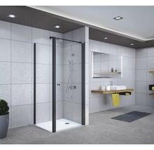 Badezimmer mit Dusche, Waschbecken und Spiegel