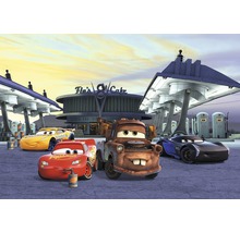 Scène avec Flash McQueen, Martin, Cruz Ramirez et Jackson Storm devant le café V8 de Flo du film Cars