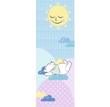 Winnie Puuh schläft auf Wolken mit Sonne im Hintergrund