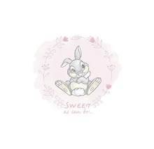 Illustration d''un lapin assis avec une couronne de fleurs et l''inscription Sweet as can be
