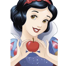 Blanche-Neige tient une pomme dans ses mains