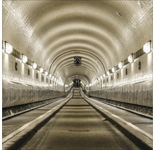 Tunnelansicht mit Fliesenwänden und Beleuchtung