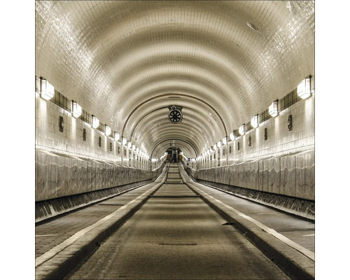 Tunnelansicht mit Fliesenwänden und Beleuchtung
