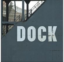 Gros plan d''une installation portuaire grise avec l''inscription Dock