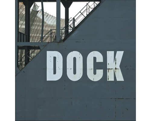 Gros plan d''une installation portuaire grise avec l''inscription Dock