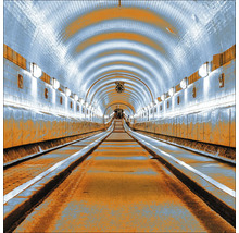 Blick in einen Tunnel mit gekachelten Wänden und Decke