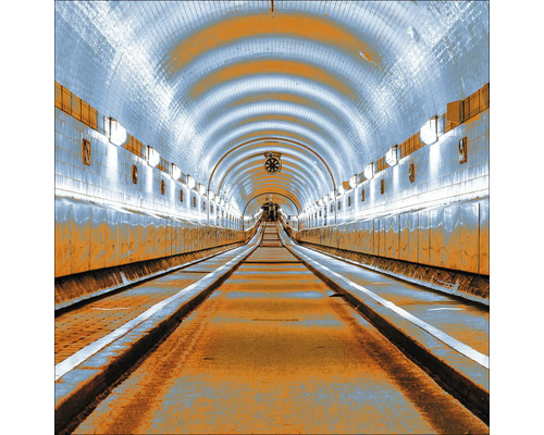 Innenansicht eines Fußgängertunnels mit Kacheln und Laufbändern