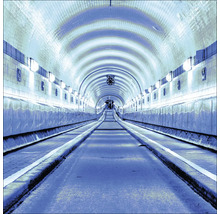 Vue dans un tunnel avec voûte et trottoirs roulants