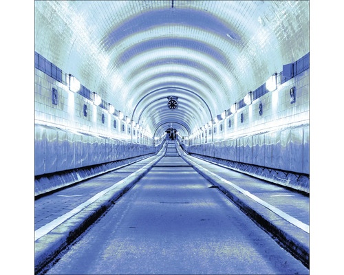 Vue dans un tunnel avec voûte et trottoirs roulants