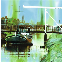 Bateau sur un canal avec un pont