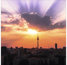 Horizon berlinois avec la tour de télévision au coucher du soleil