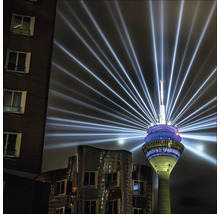 Vue sur la Rheinturm avec installations lumineuses de nuit