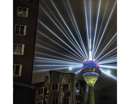Vue sur la Rheinturm avec installations lumineuses de nuit