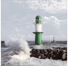 Phare vert sur la côte avec des vagues
