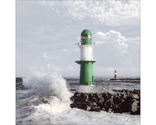 Phare vert sur la côte avec des vagues