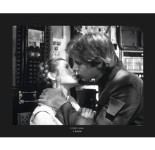 Image en noir et blanc de la princesse Leia et de Han Solo s''embrassant.