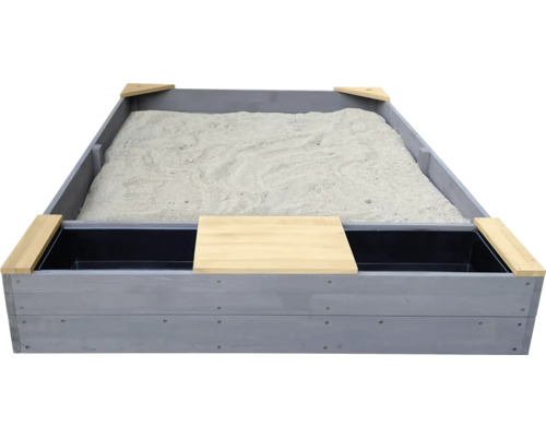 Sandkasten aus Holz mit Sandfüllung und Wassermuscheln