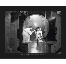 Image en noir et blanc de la princesse Leia et de R2-D2 dans un vaisseau spatial.