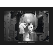 Schwarzweißaufnahme von Prinzessin Leia, die R2-D2 in einem Korridor berührt