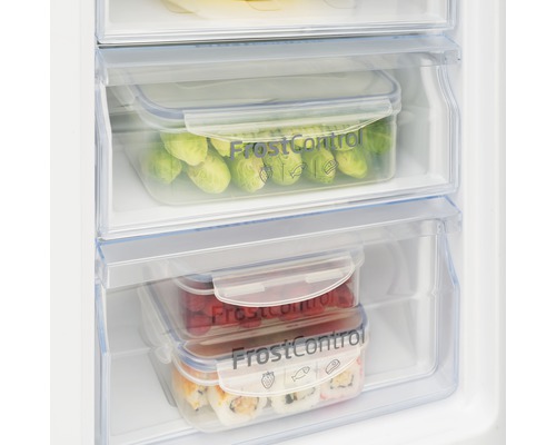 Gefrierschrank Schubladen gefüllt mit Lebensmitteln in Frischhalteboxen