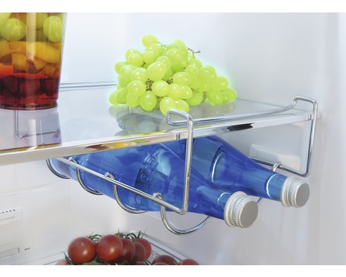 Kühlschrank mit Getränkehalterung, Glasflaschen und Obst