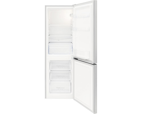 Réfrigérateur ouvert avec des étagères et des compartiments de congélation pour le stockage des aliments.