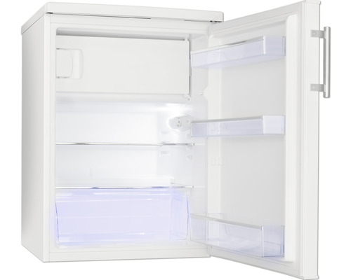 Réfrigérateur blanc ouvert avec étagères et bac à légumes