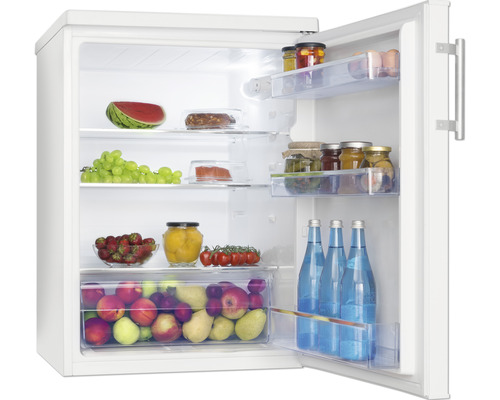 Geöffneter Kühlschrank mit verschiedenen Lebensmitteln.