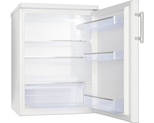 Offener, kleiner Kühlschrank mit Regalen und Türablagen