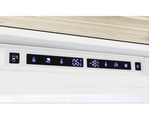 Nahaufnahme des Bedienfelds eines Kühlschranks mit digitalen Anzeigen und Symbolen für Temperaturregelung und Funktionen