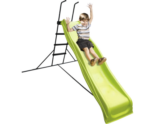 Enfant glissant sur un toboggan de jardin avec cadre en acier et échelle
