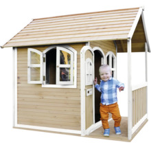 Cabane en bois avec enfant à l''entrée