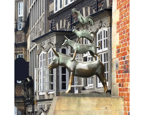 Bronzestatue der Bremer Stadtmusikanten vor einem Gebäude