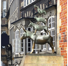 Skulptur der Bremer Stadtmusikanten mit Esel, Hund, Katze und Hahn vor einem Gebäude