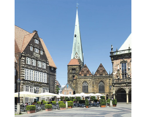 Place du marché avec bâtiments historiques et église à Brême