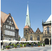 Vue de la place du marché de Brême avec la cathédrale, l''hôtel de ville et des cafés.