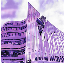 Bâtiment avec architecture moderne et façade en verre