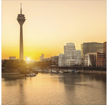 Vue sur le port de Düsseldorf avec la Rheinturm et les bâtiments Gehry au coucher du soleil