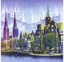 Lübeck Stadtansicht mit Segelbooten, Kirchtürmen und historischen Gebäuden