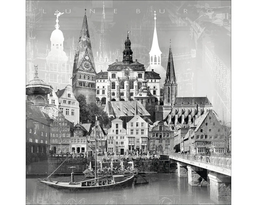 Illustration en noir et blanc de la ville de Lunebourg avec différents bâtiments, un pont et un bateau sur le fleuve