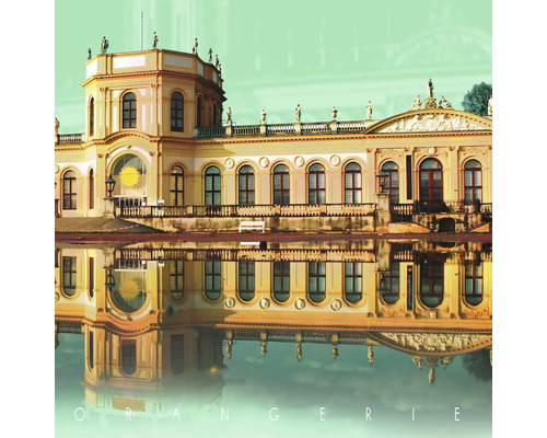 Orangeriegebäude mit Spiegelung im Wasser