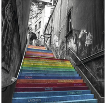 Treppe mit aufgemalten Wörtern in einer Stadt
