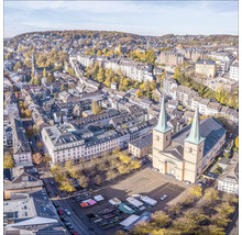 Vue aérienne d''une ville avec église, maisons et arbres