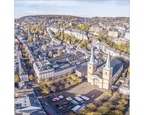Vue aérienne d''une ville avec église, maisons et arbres