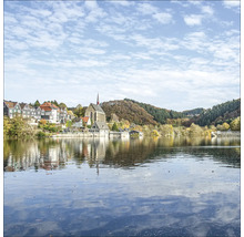 Blick auf einen See mit Häusern und Kirche am Ufer