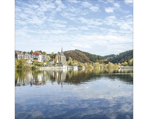 Blick auf einen See mit Häusern und Kirche am Ufer