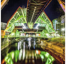 Station de monorail au-dessus d''une rivière la nuit