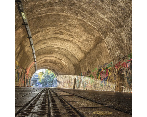 Tunnel avec murs en béton et graffitis