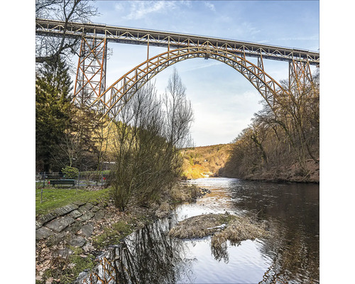 Pont ferroviaire au-dessus d''une rivière, entouré d''arbres